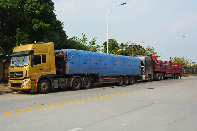  出貨小高峰！瑞星高科烘干熱泵旺銷(xiāo)，5臺(tái)掛車(chē)同赴云南