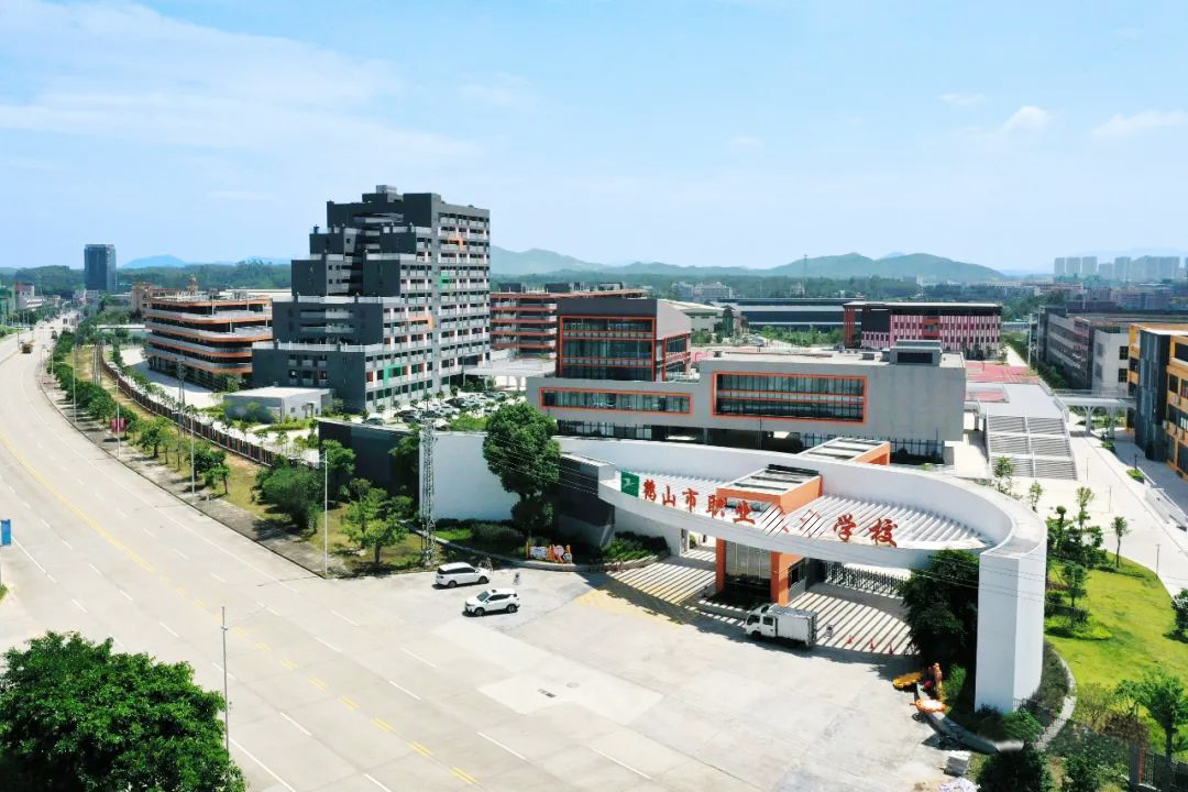 3000+ 人熱水自由！鶴山職校 “雙能引擎” 打造低碳校園新標(biāo)桿